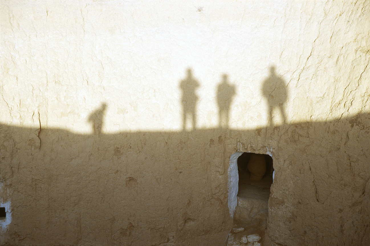 tun_j6-10 000.jpg - Ksar Ghilane-Matmata, décembre 2004 - janvier 2005, 6ème étape le photographe face à lui-même... et aux autres Henri Pillet Ektachrome 100 G